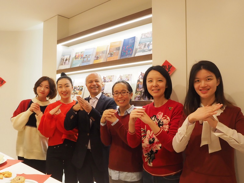 所长与中国小伙伴向中国人民拜年.jpg 所长与中国小伙伴向中国人民拜年.jpg